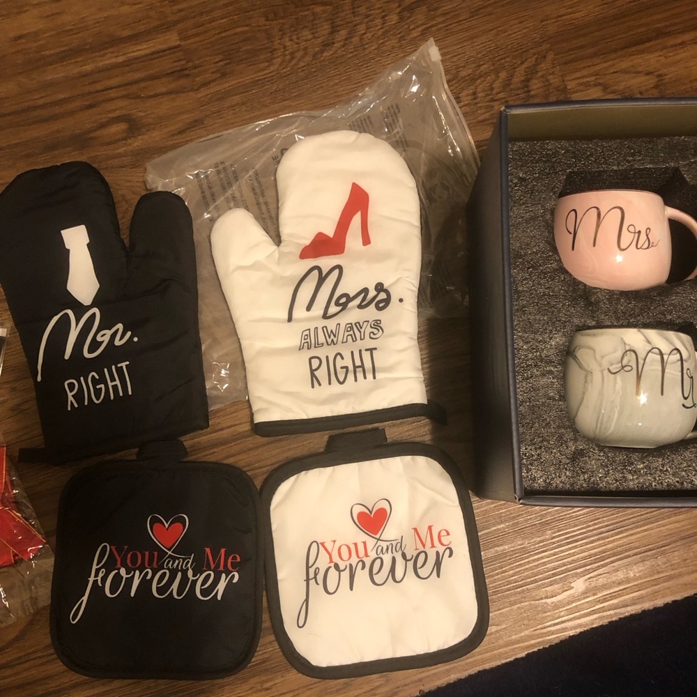 NWOT Mr. and Mrs. mug and potholder set